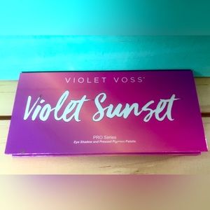 Violet Voss eyeshadow palette.Super pigmented and very blendable.Swatched/unused